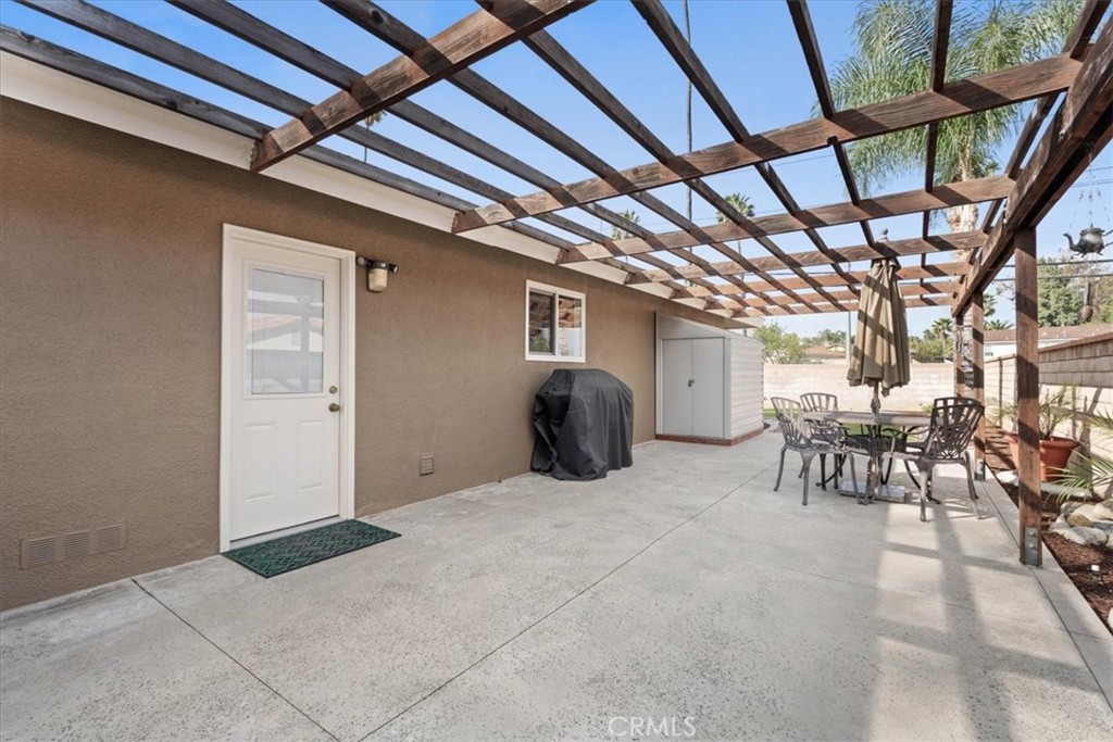 6213 Academy Avenue Riverside, CA 92506 - Photo 32 of 38 Side Patio Area with Gate