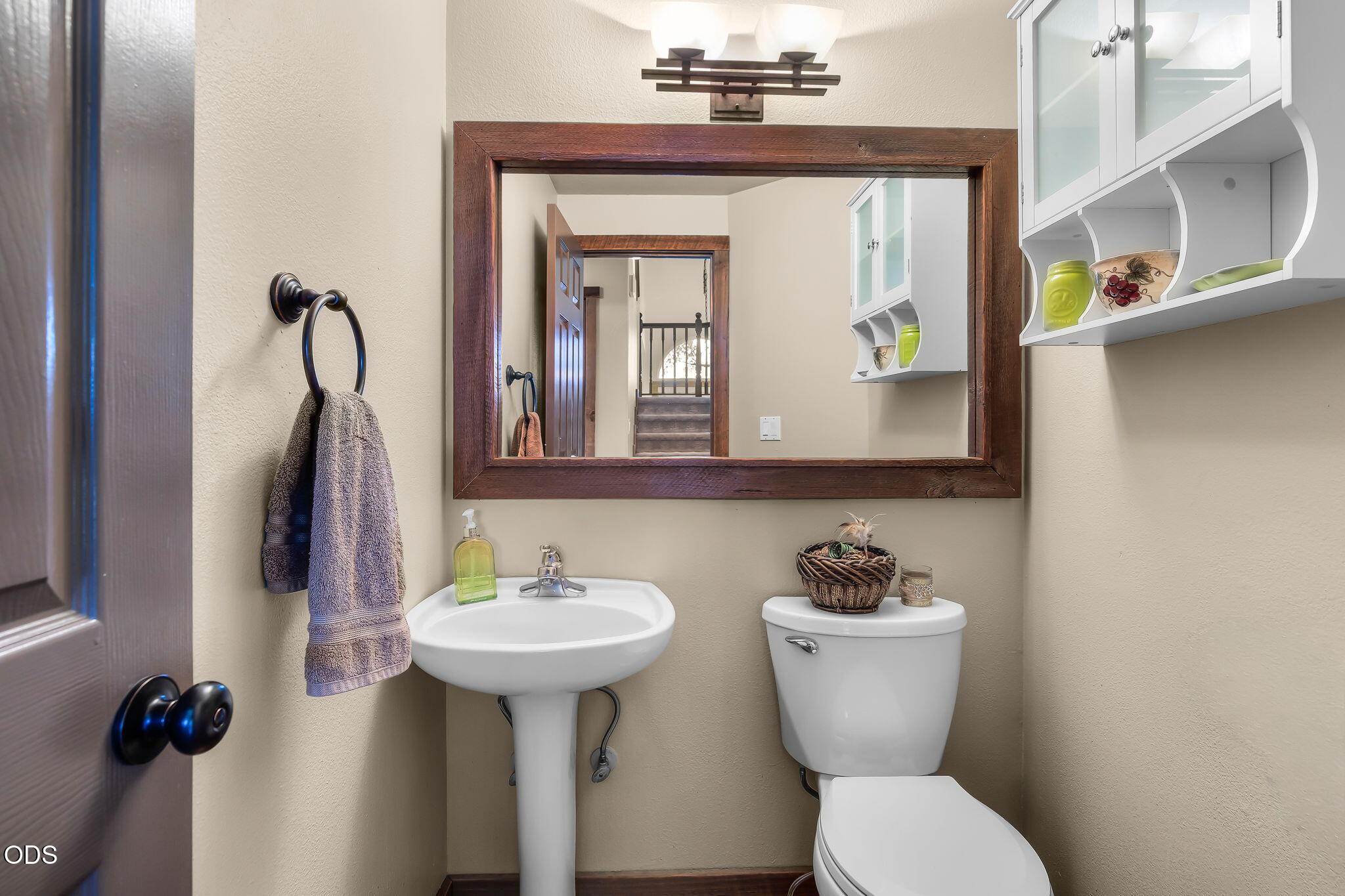 2486 Southwest Valleyview Drive Redmond, OR 97756 - Photo 17 of 55 a bathroom with a toilet sink and mirror