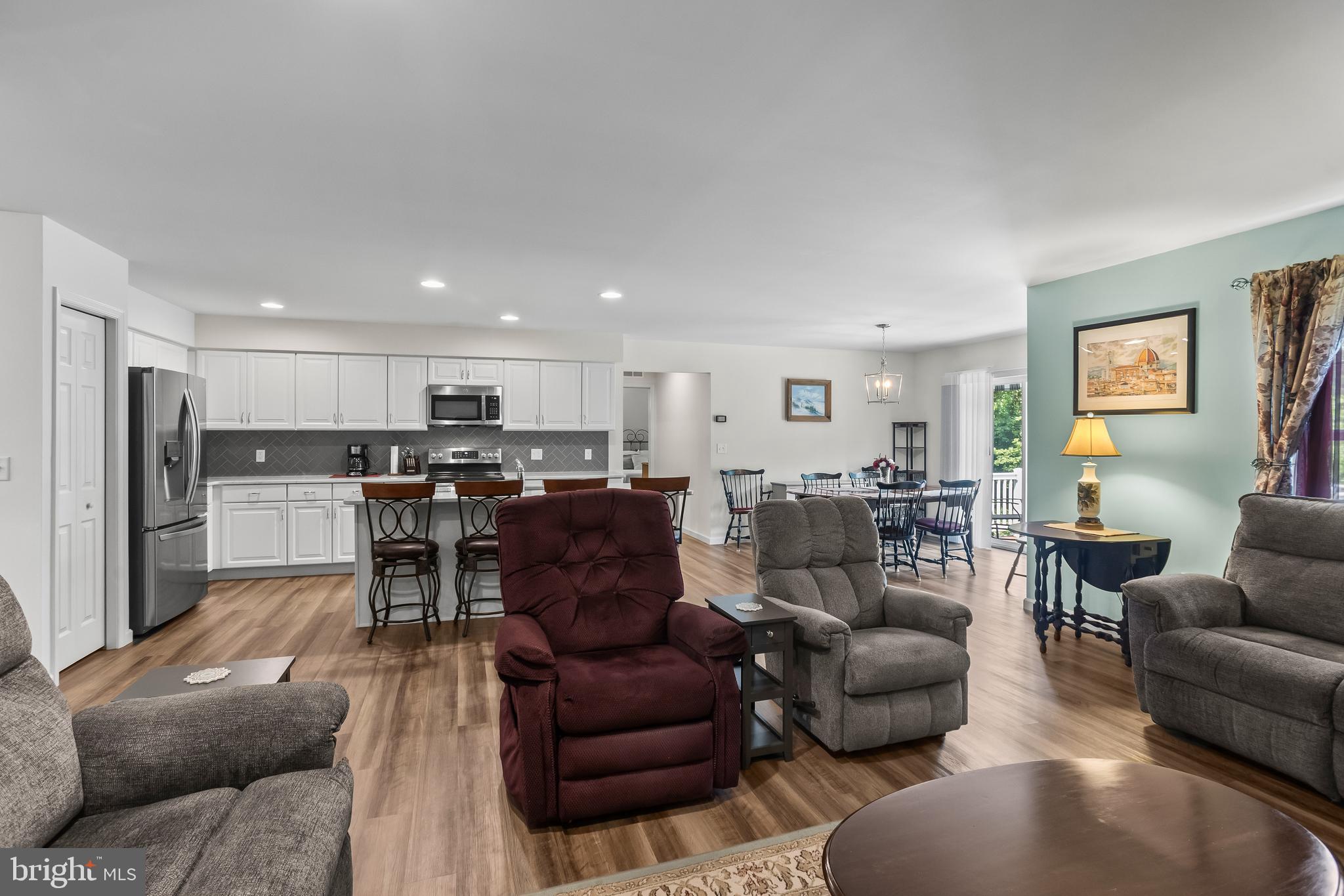 2069 Spring Wood Lane Mechanicsburg, PA 17055 - Photo 14 of 41 a living room kitchen with furniture and kitchen view