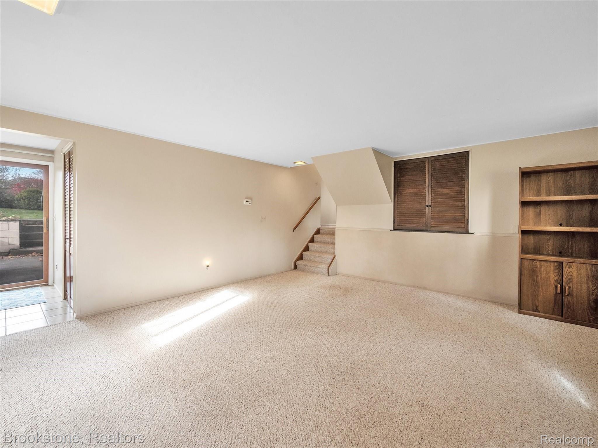 2960 York Road Rochester, MI 48309 - Photo 20 of 24 Family Room, access to outside
