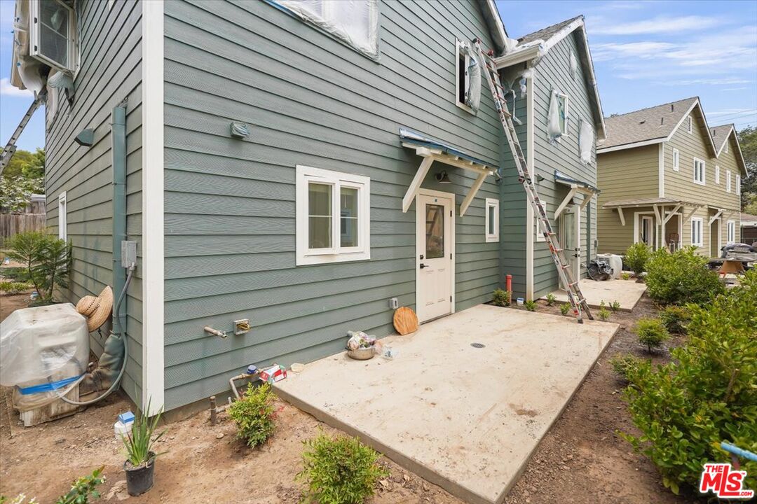 1317 Punta Gorda Street, Unit 9 Santa Barbara, CA 93103 - Photo 34 of 70 a view of a house with a patio