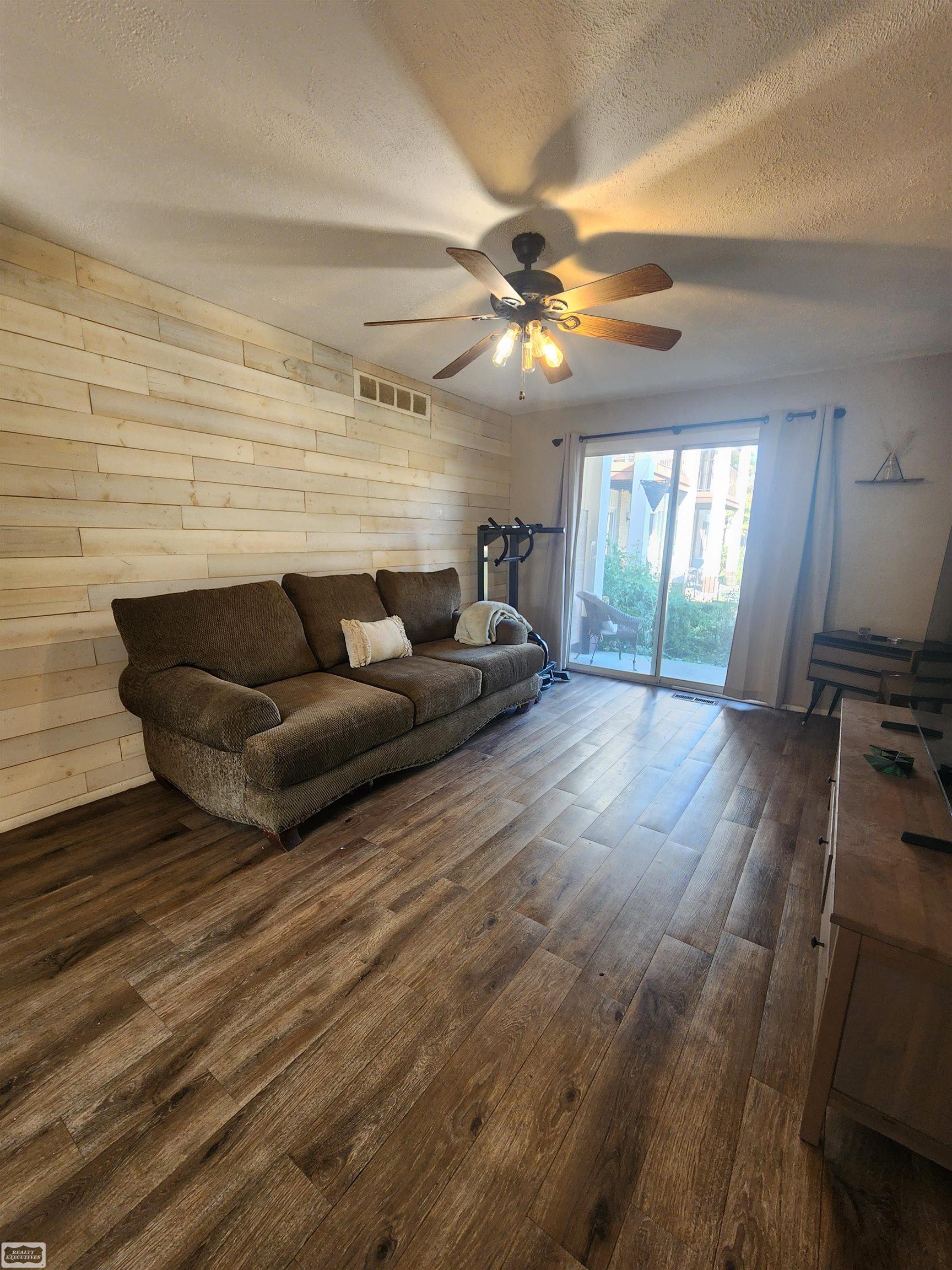 29249 Hayes Road, Unit 74 Warren, MI 48088 - Photo 5 of 26 50190159-aeefb882-280d-41cd-9ea6-c27054ae409d.JPG