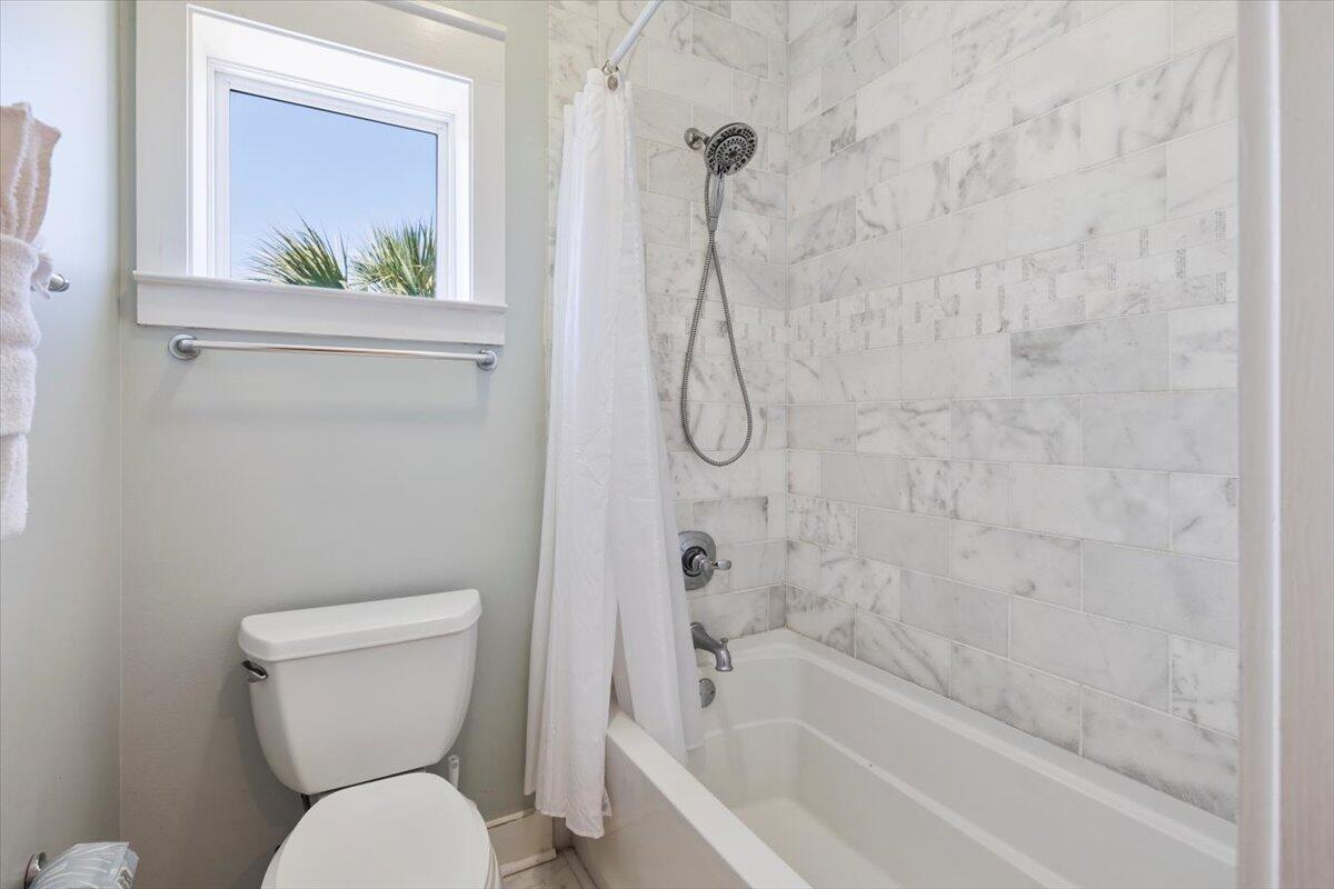 3581 Waverly Circle Destin, FL 32541 - Photo 18 of 33 a bathroom with a toilet and a bathtub