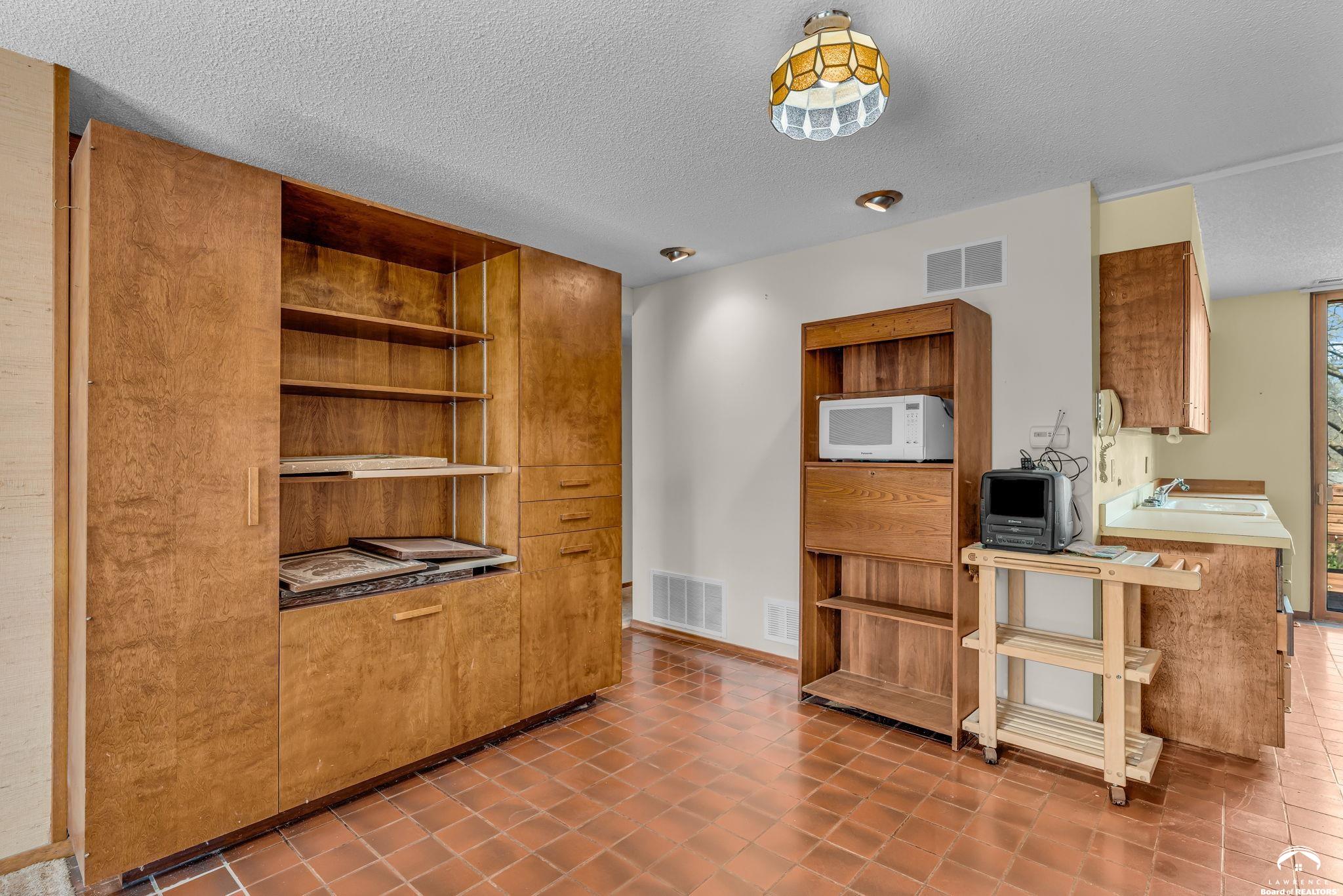 1033 Avalon Road Lawrence, KS 66044 - Photo 18 of 38