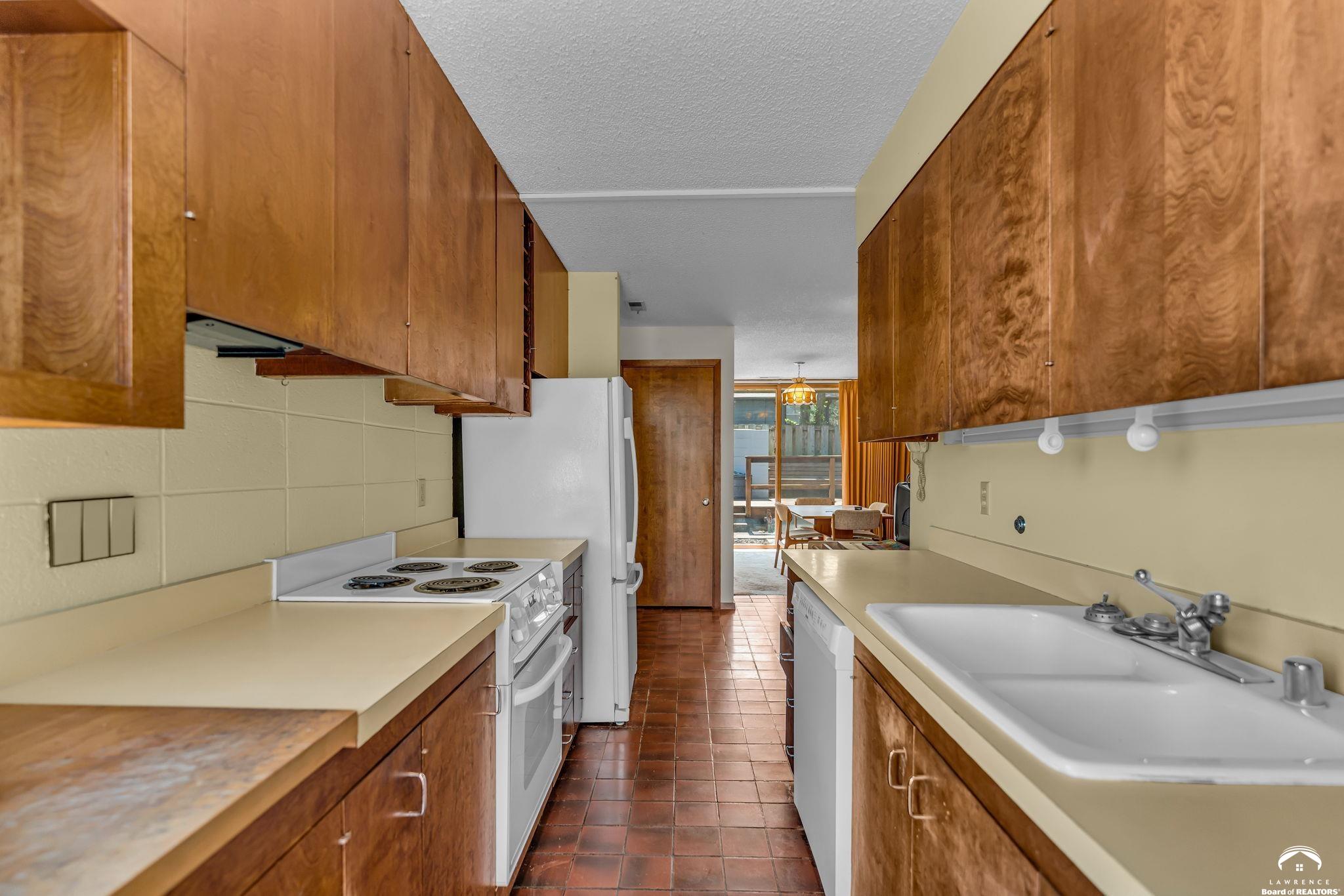 1033 Avalon Road Lawrence, KS 66044 - Photo 19 of 38