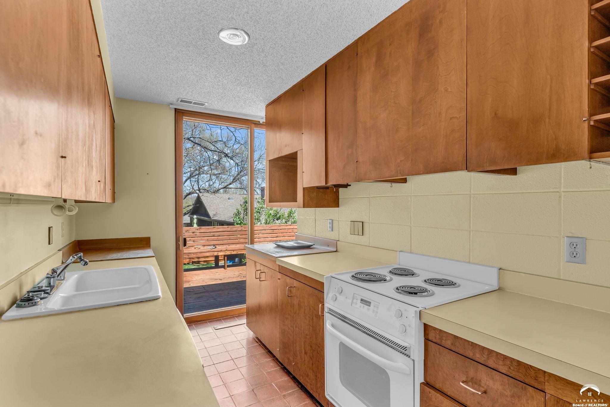 1033 Avalon Road Lawrence, KS 66044 - Photo 20 of 38