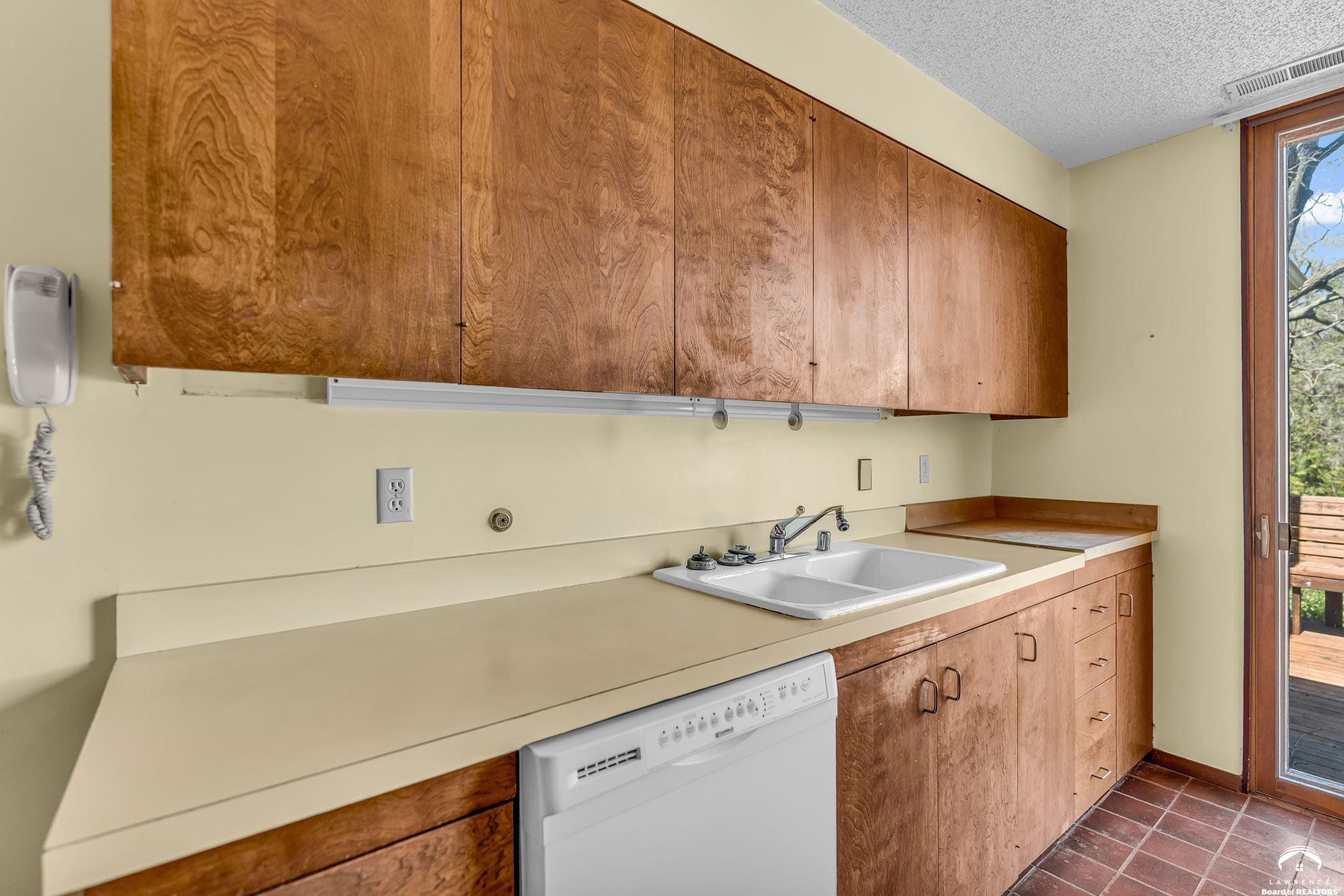 1033 Avalon Road Lawrence, KS 66044 - Photo 21 of 38