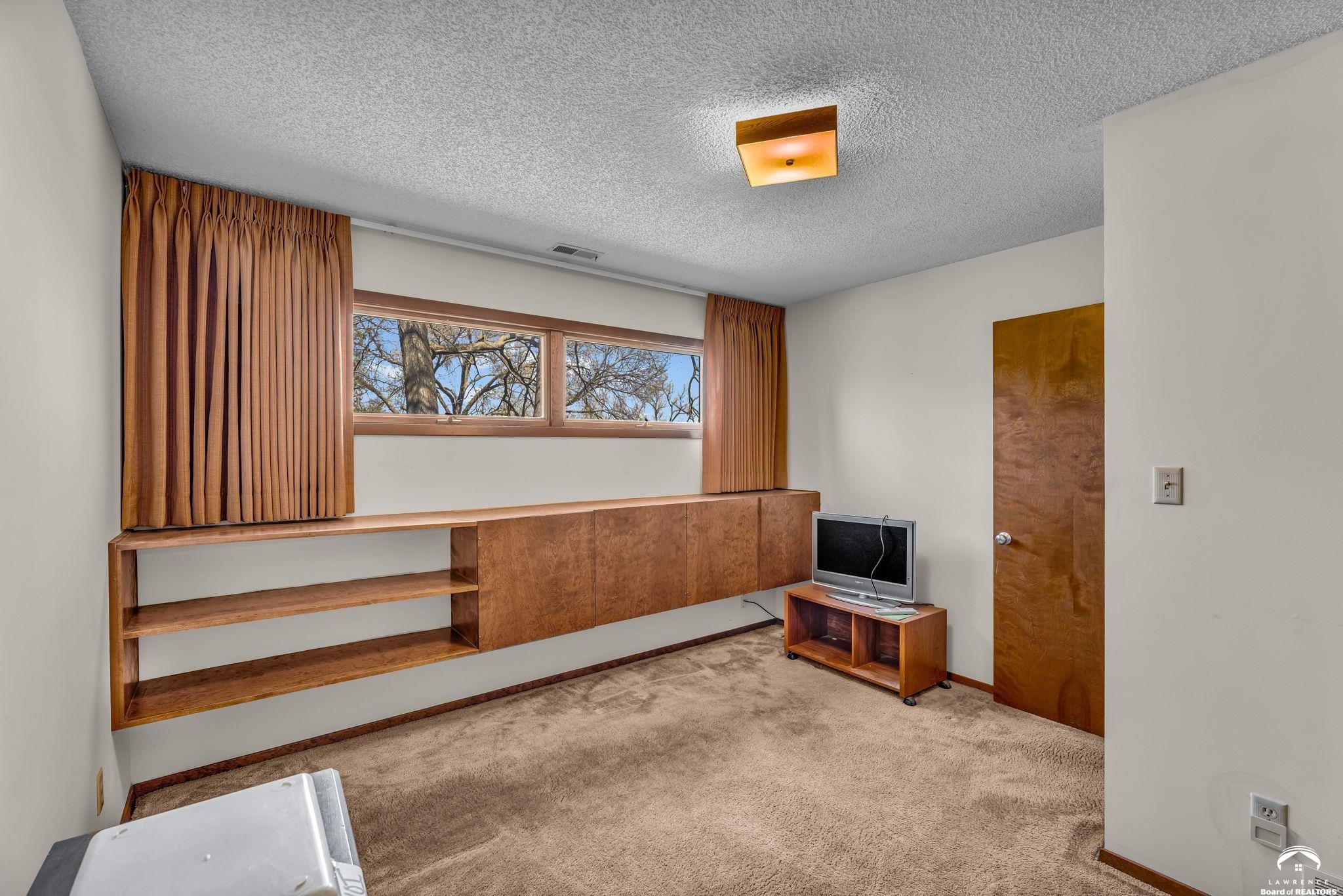 1033 Avalon Road Lawrence, KS 66044 - Photo 29 of 38