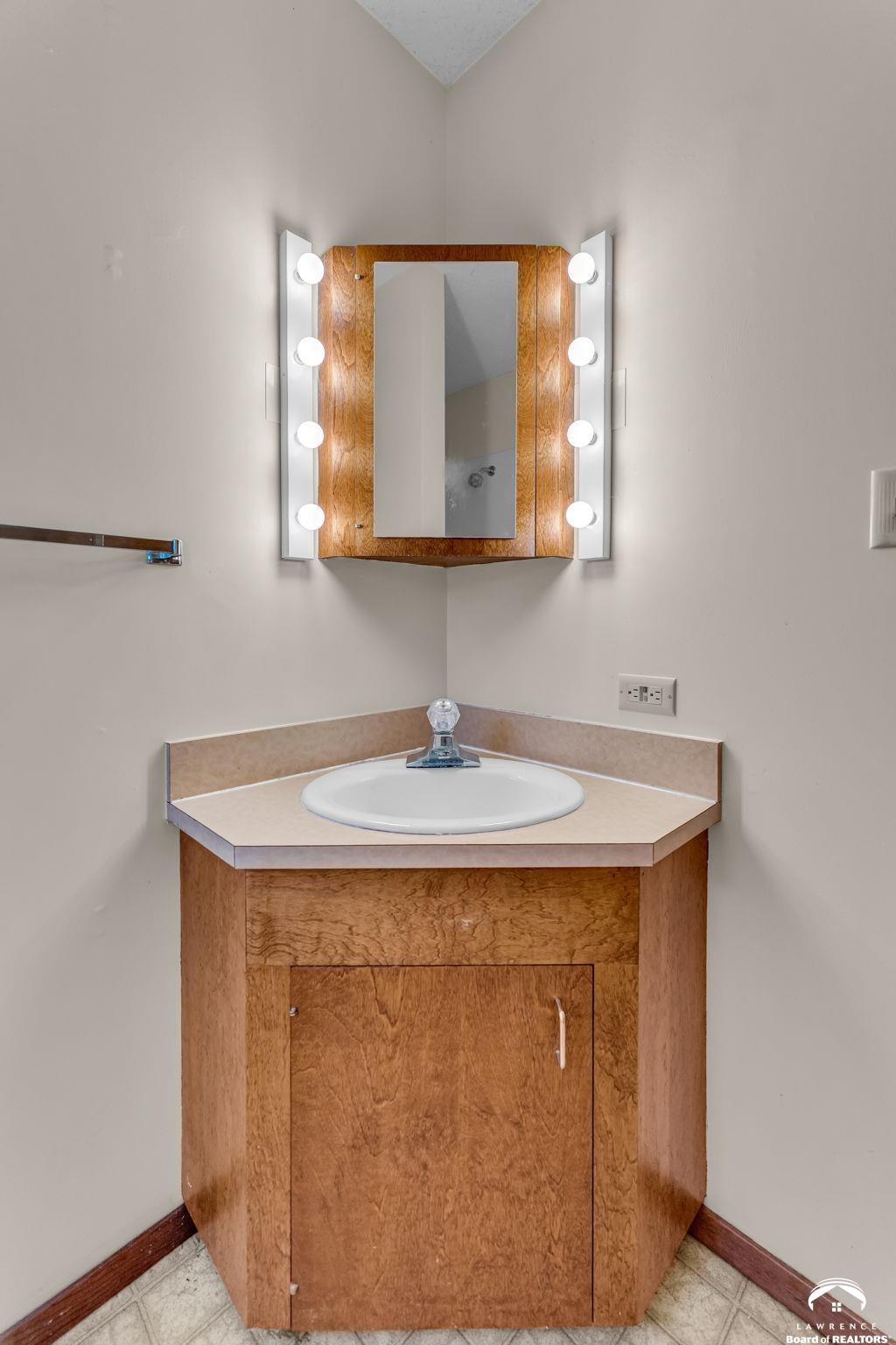 1033 Avalon Road Lawrence, KS 66044 - Photo 33 of 38