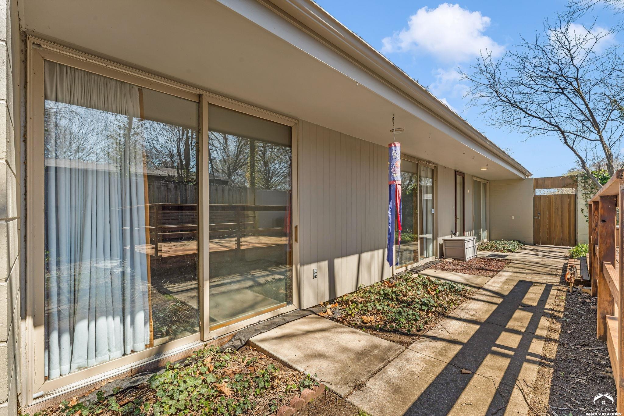 1033 Avalon Road Lawrence, KS 66044 - Photo 6 of 38