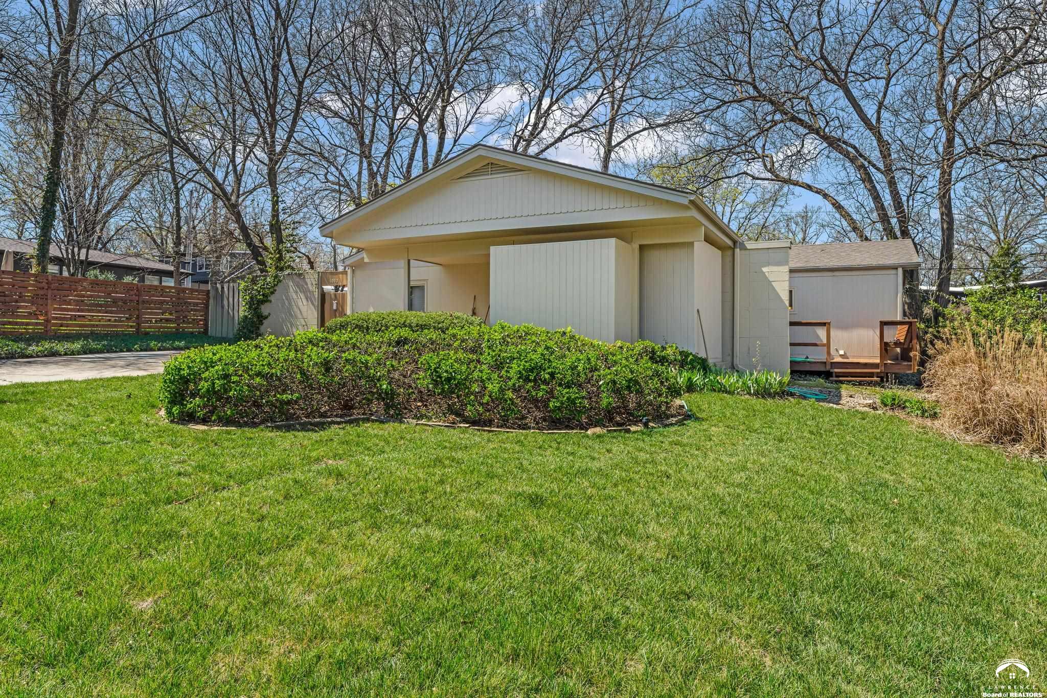 1033 Avalon Road Lawrence, KS 66044 - Photo 7 of 38