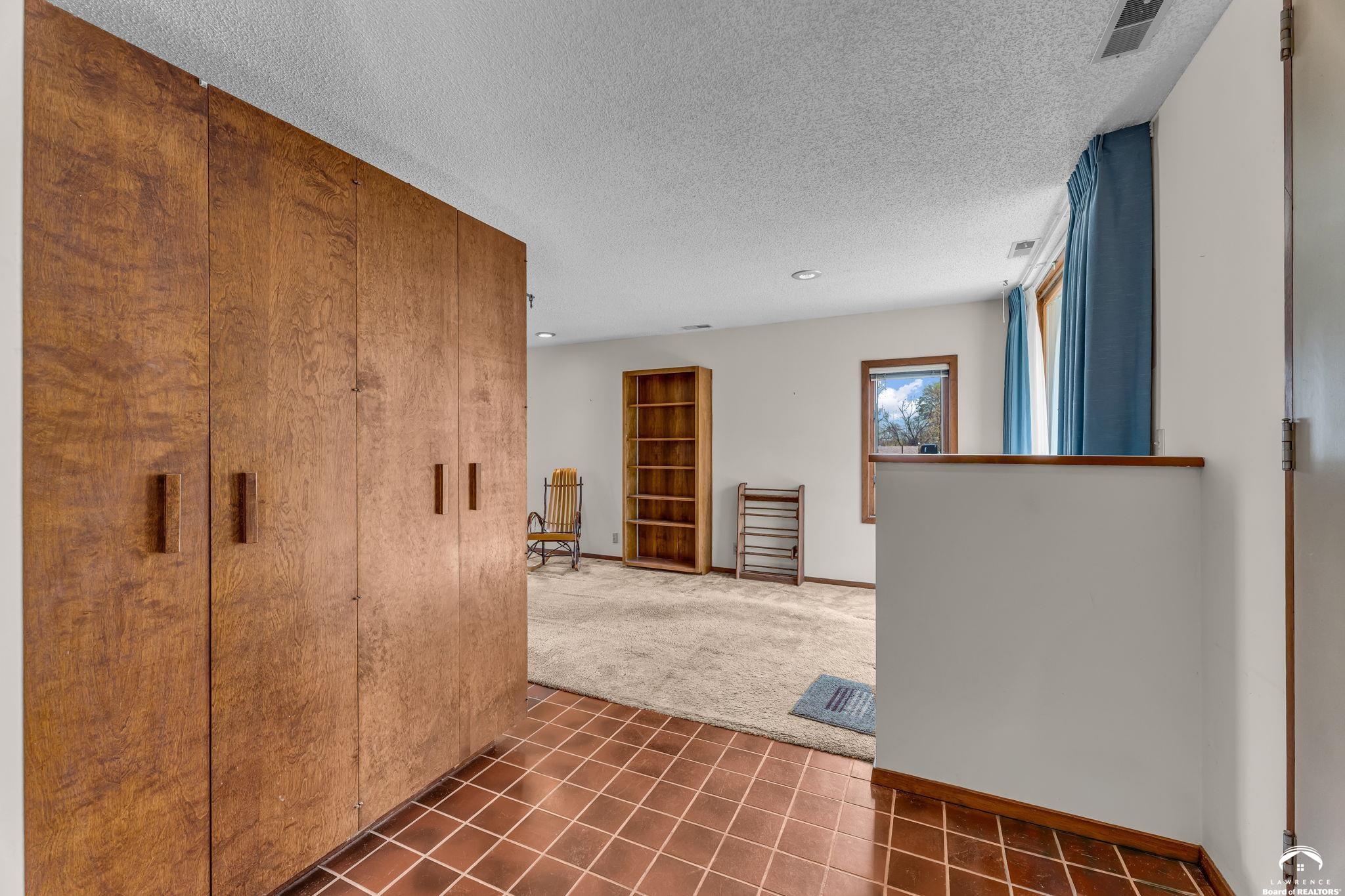 1033 Avalon Road Lawrence, KS 66044 - Photo 9 of 38