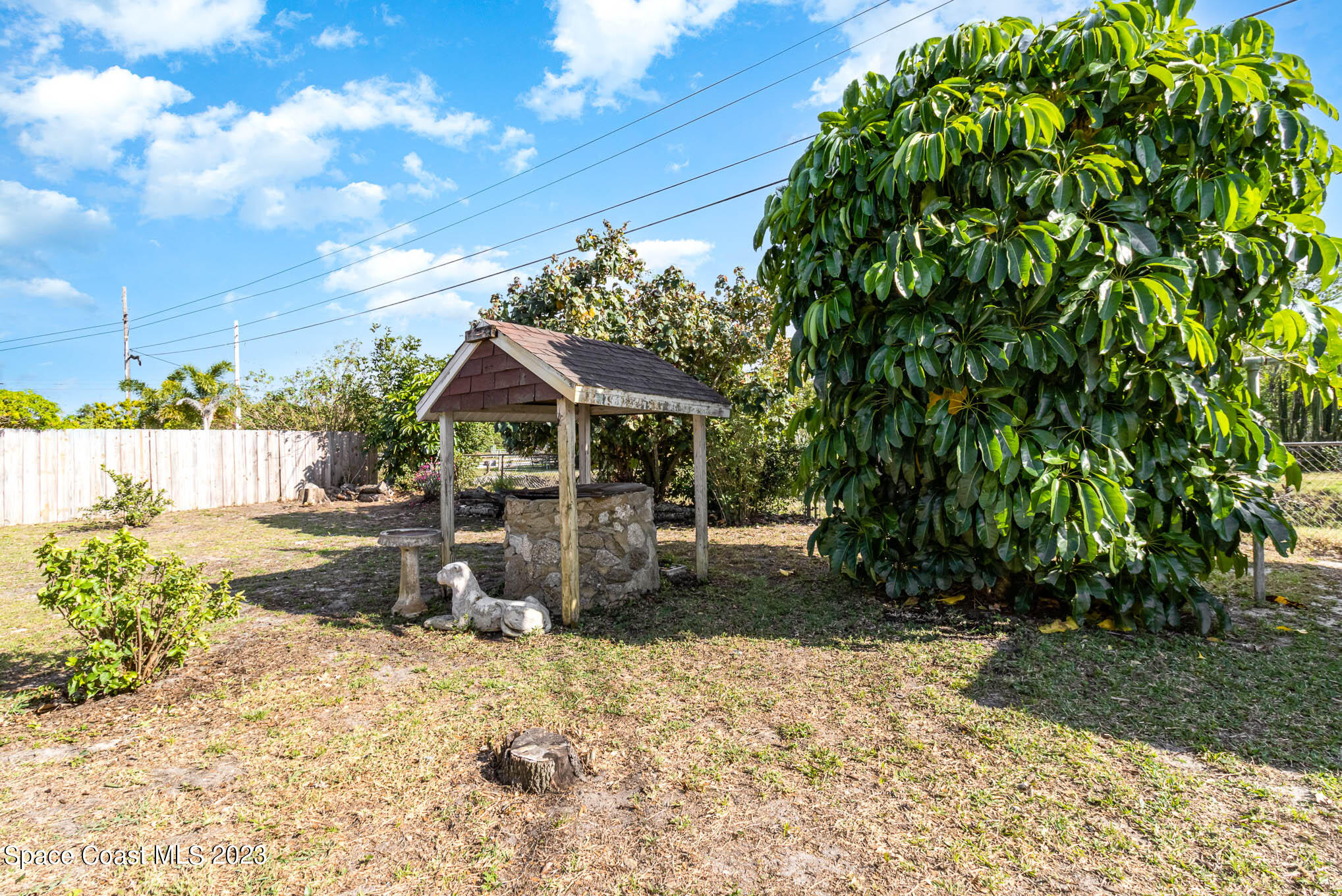 2095 Montgomery Road Melbourne, FL 32935 - Photo 4 of 25 a wooden bench sitting in front of a house