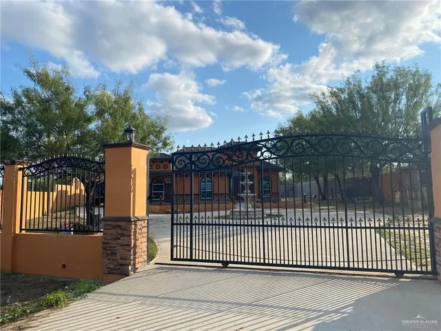 a view of a houses on the terrace