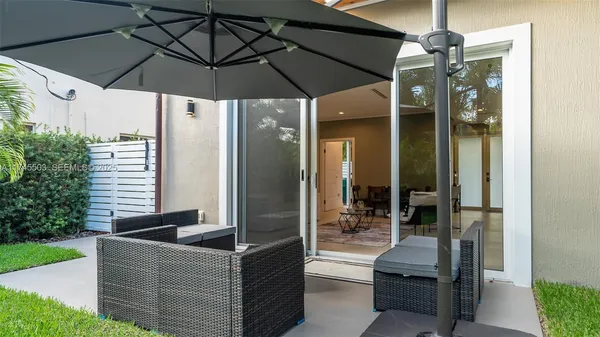 a view of outdoor space yard and porch