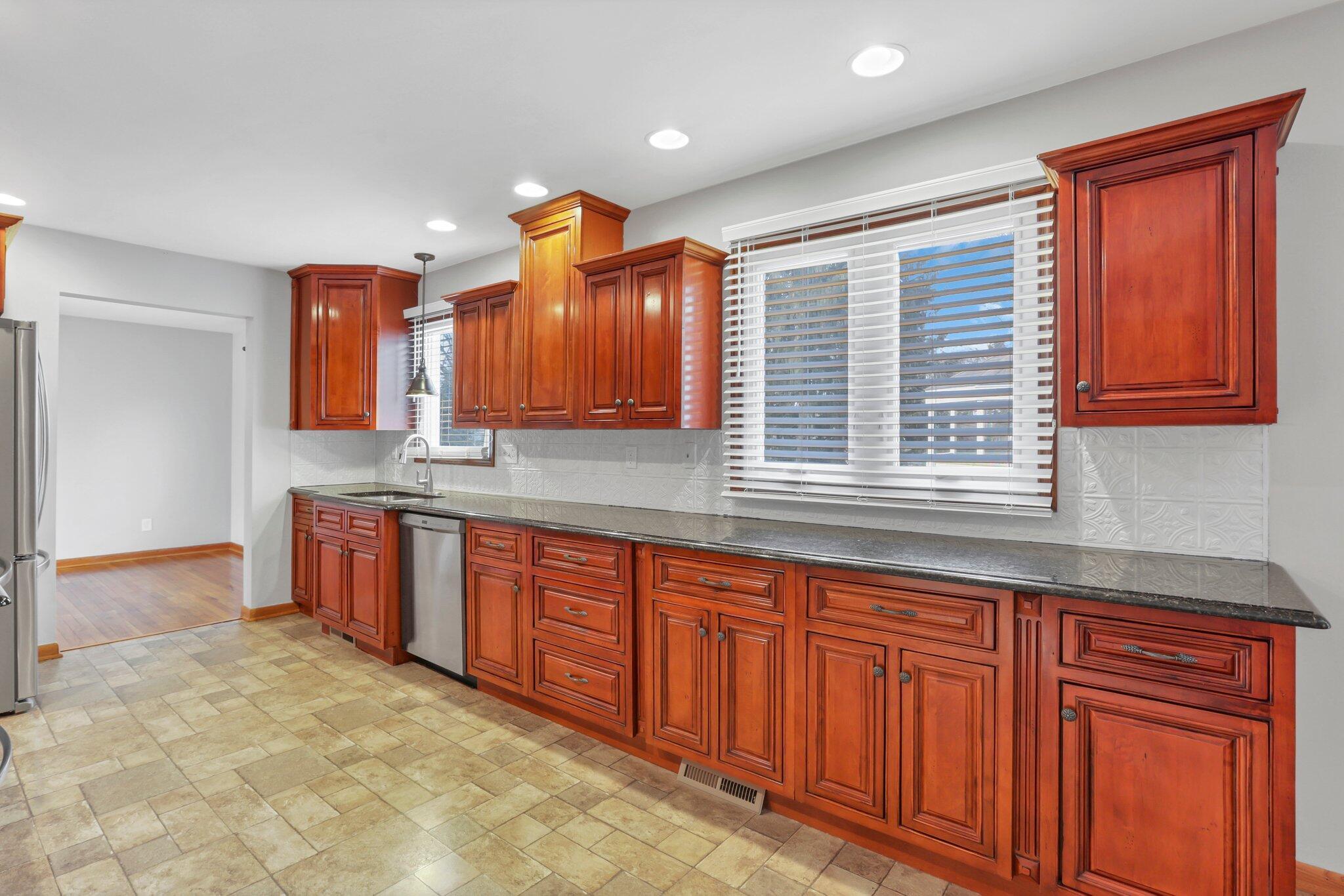 252 Derby Downs Road Newark, OH 43055 - Photo 15 of 64 Kitchen
