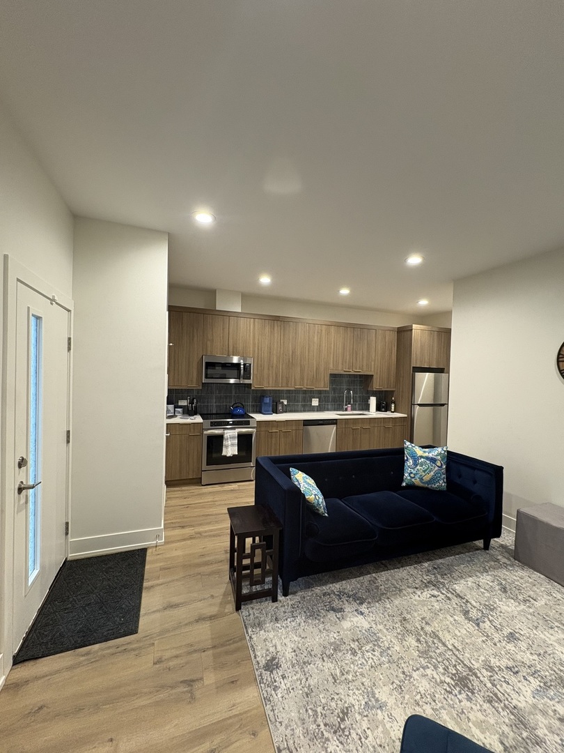 6317 South Rhodes Avenue, Unit G Chicago, IL 60637 - Photo 3 of 14 a living room with furniture and kitchen view