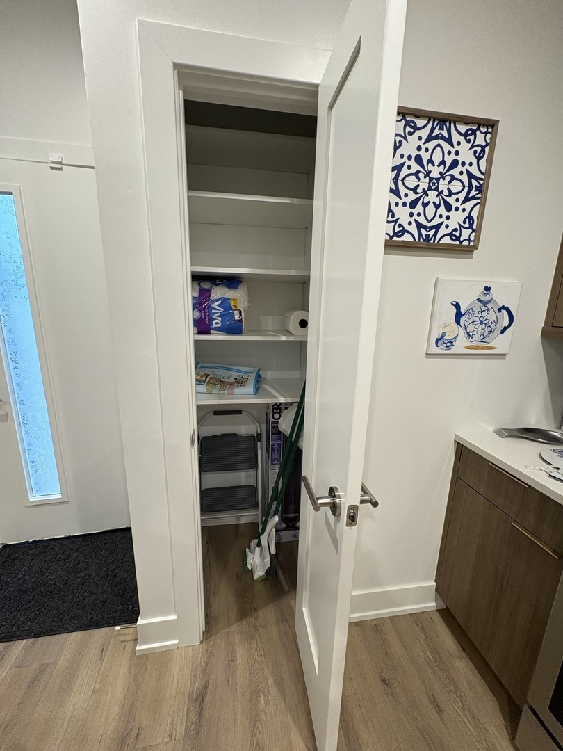 6317 South Rhodes Avenue, Unit G Chicago, IL 60637 - Photo 5 of 14 a view of bedroom with a closet