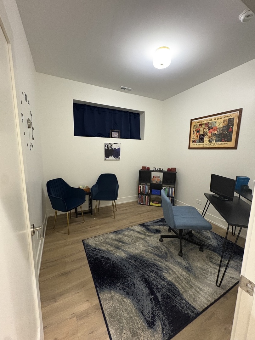6317 South Rhodes Avenue, Unit G Chicago, IL 60637 - Photo 6 of 14 a living room with furniture and a rug