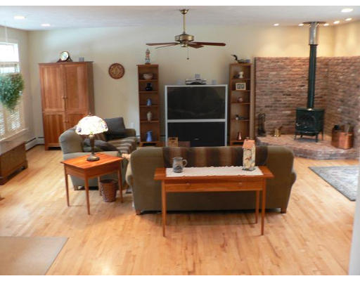 674 Townsend Road Groton, MA 01450 - Photo 5 of 17
