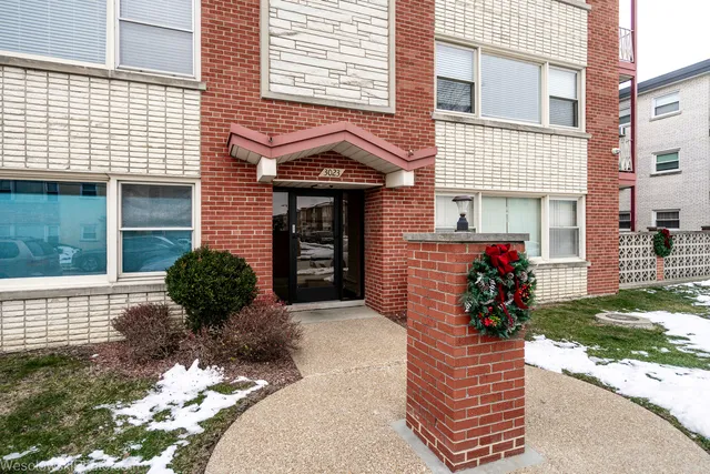 $190,000 | 3023 Paris Avenue, Unit 205, River Grove, IL 60171