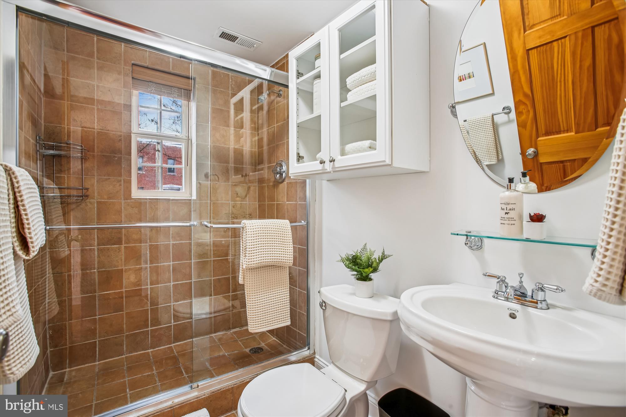 37 17th Street Southeast Washington, DC 20003 - Photo 8 of 41 Gallery Image 8