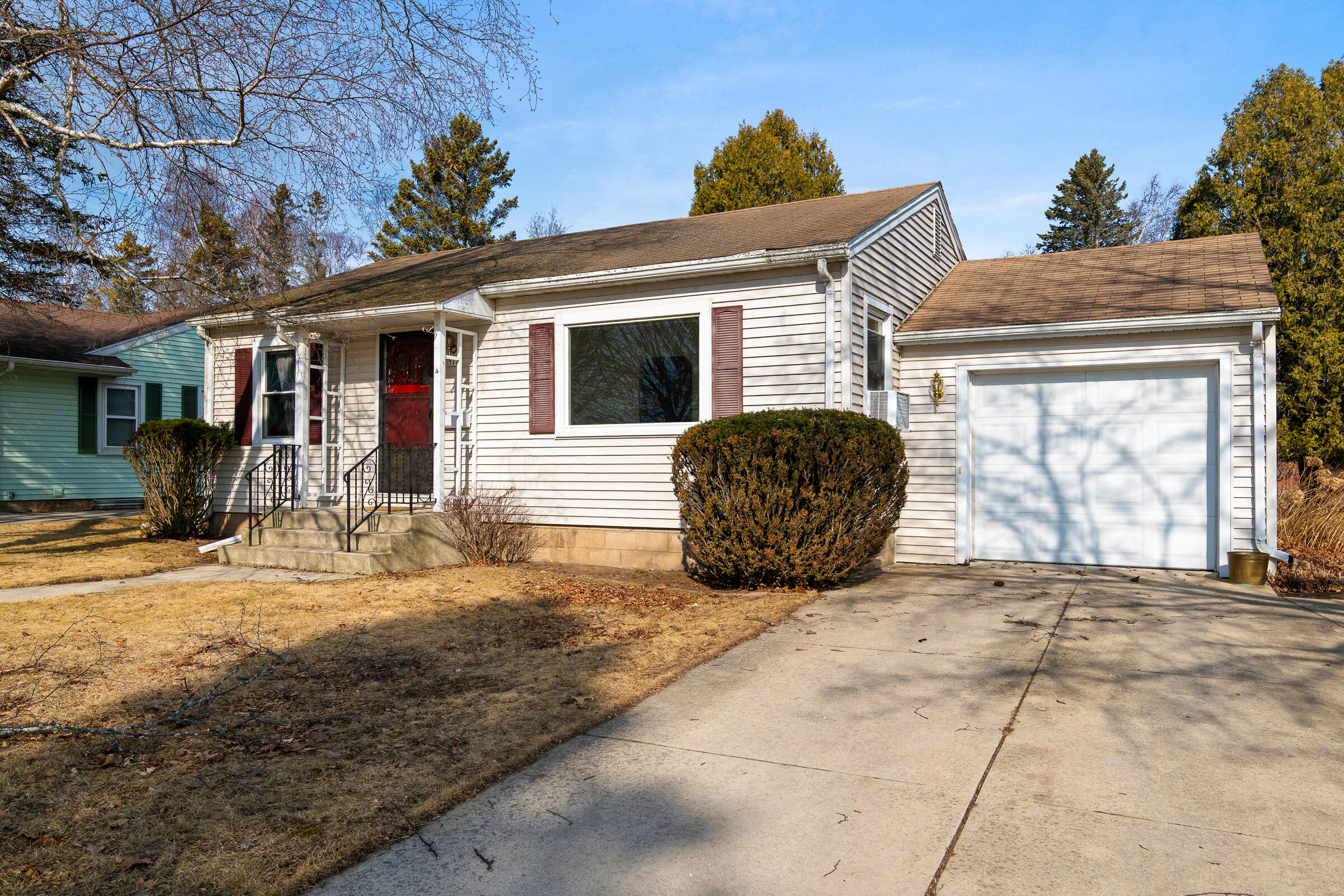 316 East Park View Lane Manitowoc, WI 54220 - Photo 1 of 1 316ParkviewLn-2