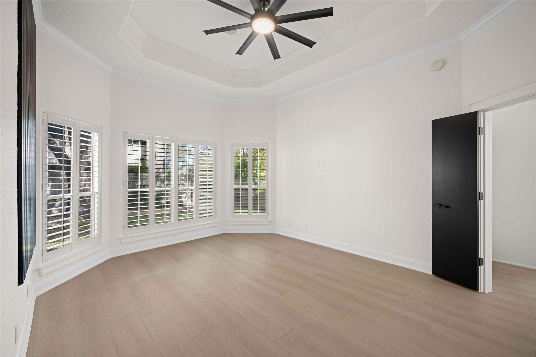 11 Treehaven Lane The Hills, TX 78738 - Photo 20 of 40 a view of an empty room with a window and a ceiling fan