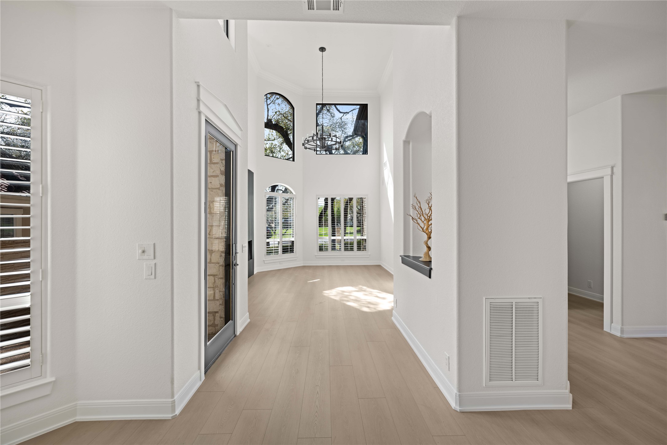 11 Treehaven Lane The Hills, TX 78738 - Photo 5 of 40 a view of a hallway with interior of the house