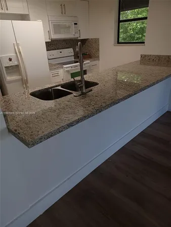 $2,300 | 16220 Northwest 2nd Avenue, Unit 411, Miami, FL 33169