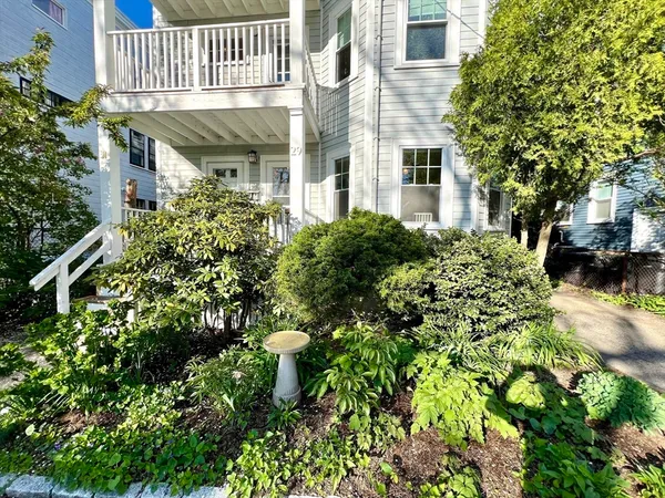 $4,000 | 29 Wood Street, Unit 1, Cambridge, MA 02140
