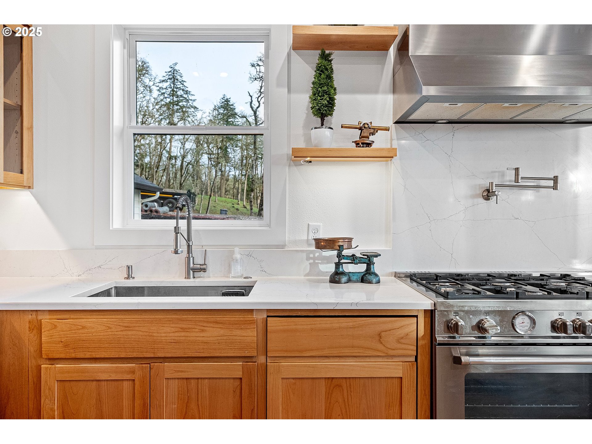 683 Oak Street Springfield, OR 97477 - Photo 15 of 48 Kitchen