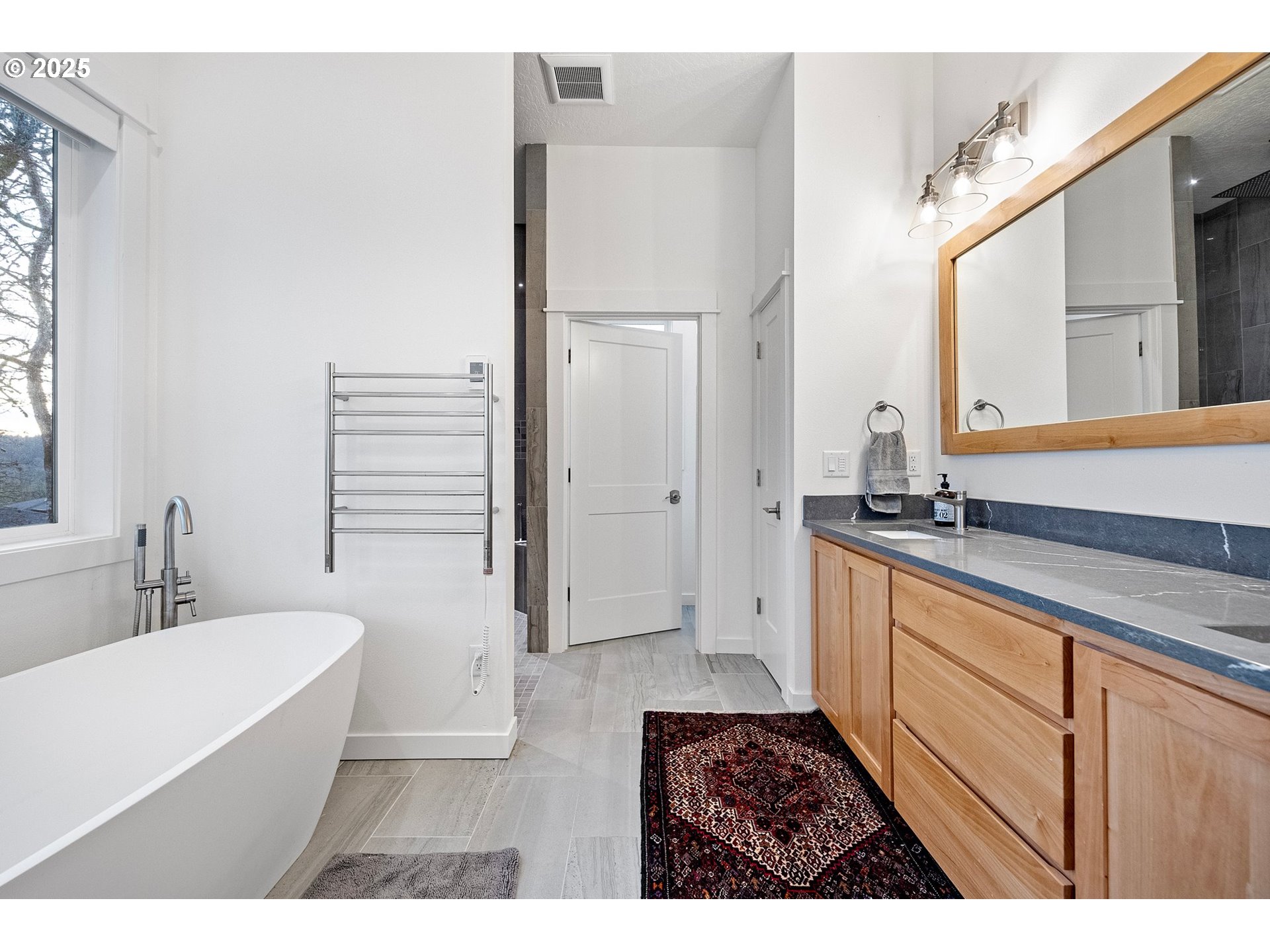 683 Oak Street Springfield, OR 97477 - Photo 25 of 48 Bathroom