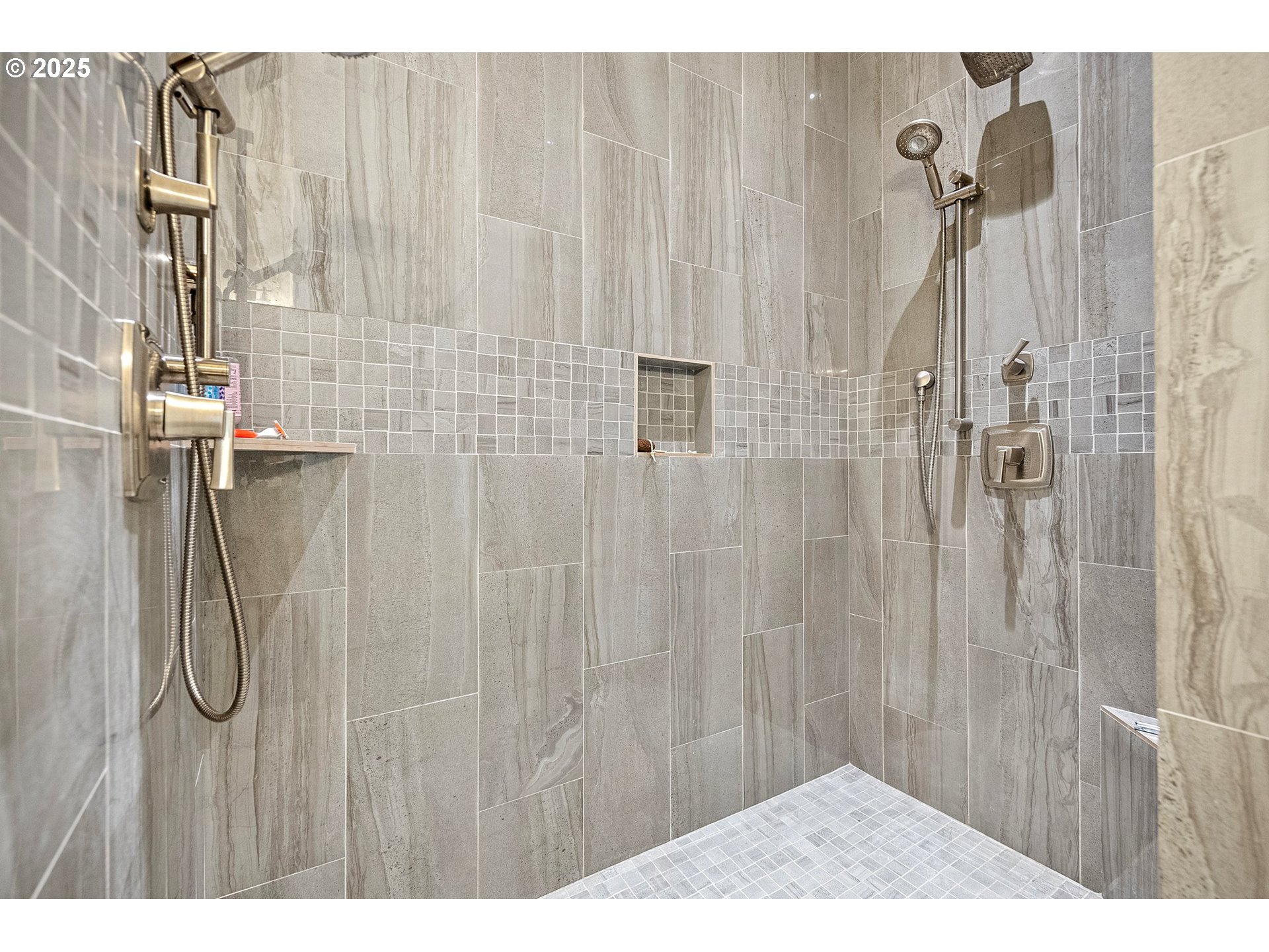 683 Oak Street Springfield, OR 97477 - Photo 27 of 48 Bathroom