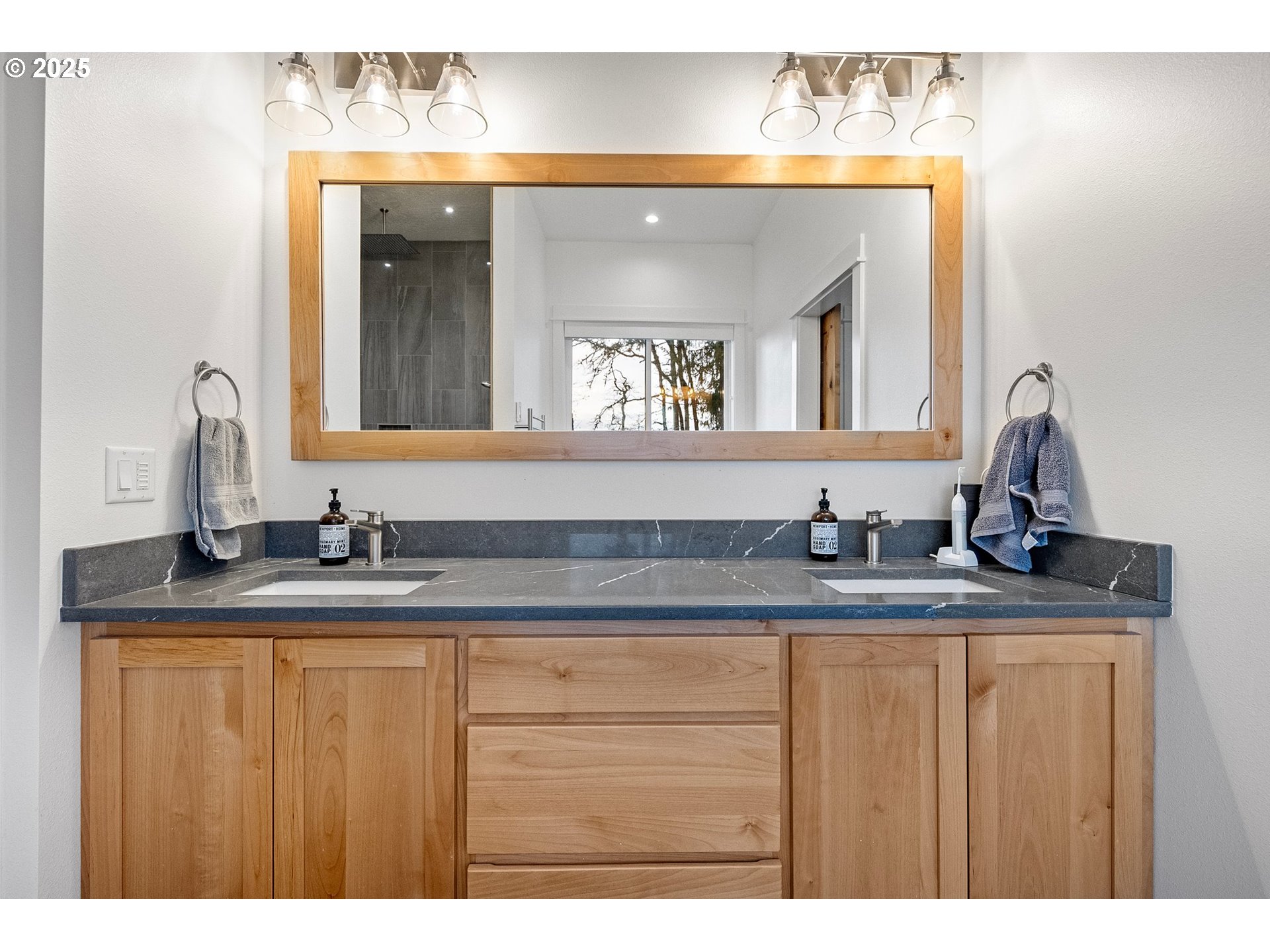 683 Oak Street Springfield, OR 97477 - Photo 28 of 48 Bedroom