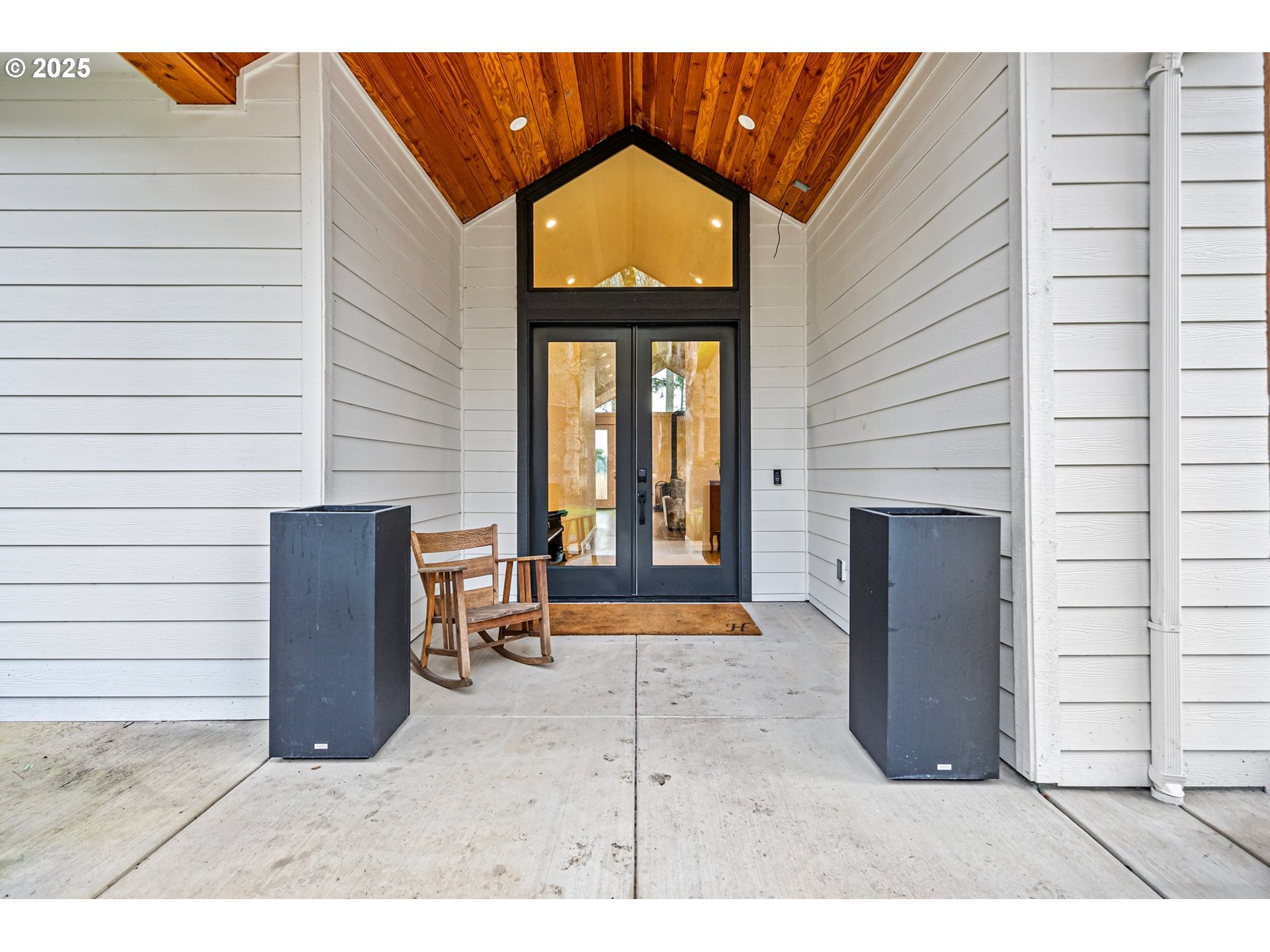 683 Oak Street Springfield, OR 97477 - Photo 4 of 48 Entrance/Foyer
