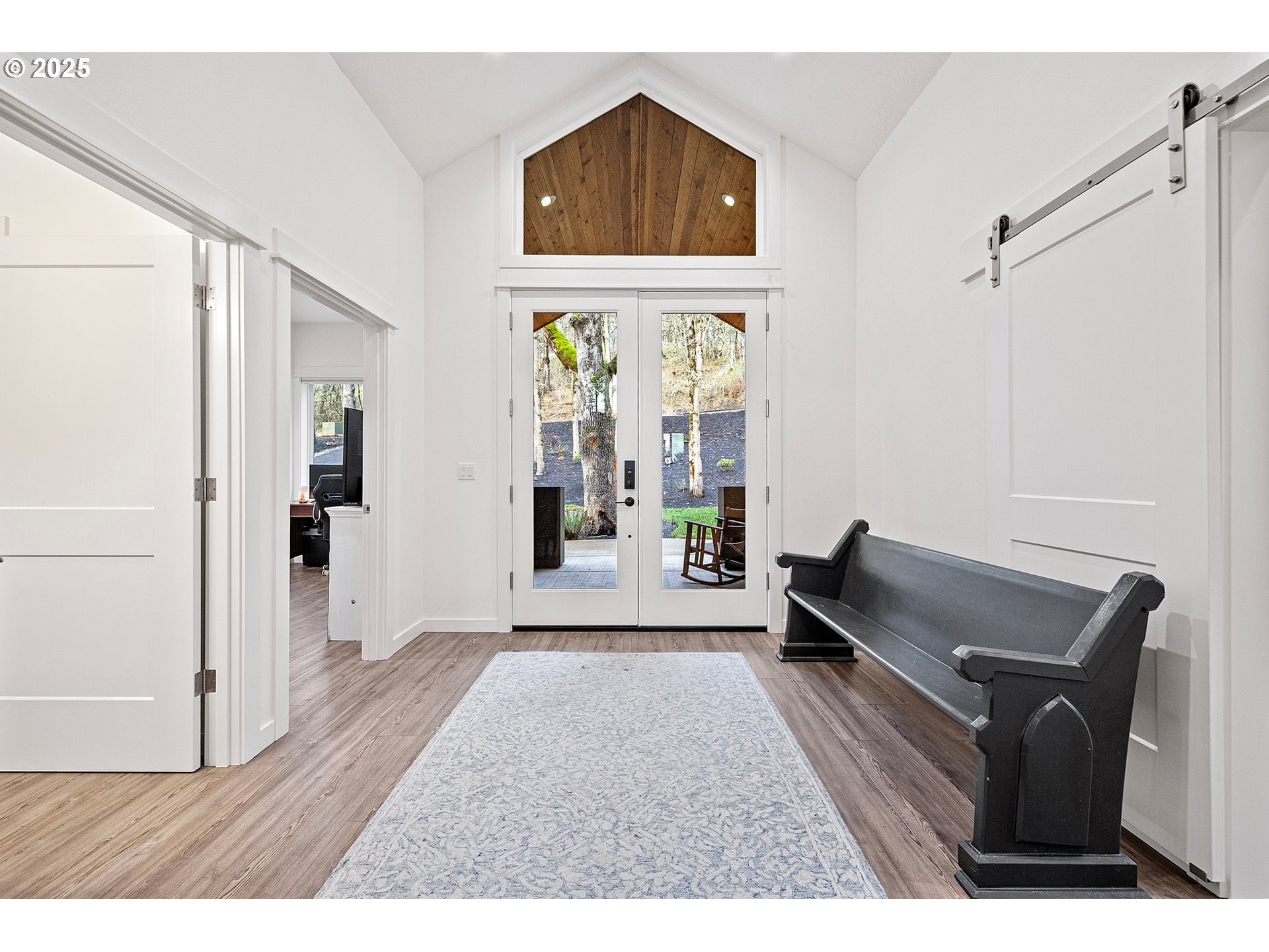 683 Oak Street Springfield, OR 97477 - Photo 5 of 48 Entrance/Foyer