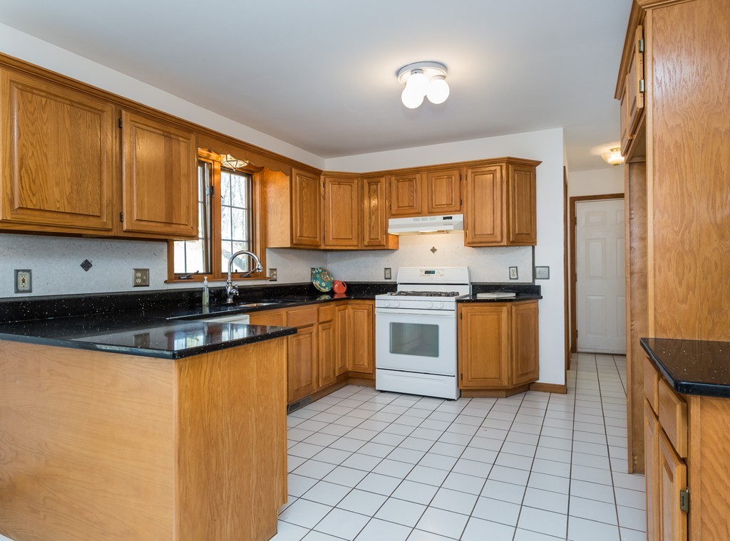 44 Hummingbird Lane West Springfield, MA 01089 - Photo 3 of 21 Gallery Image 3