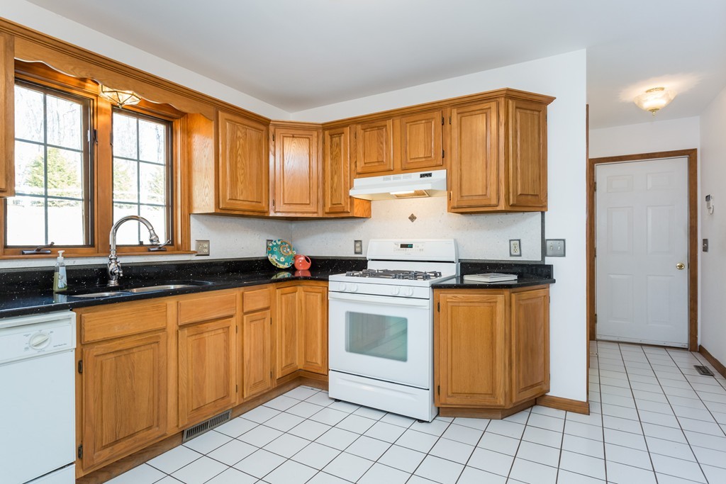 44 Hummingbird Lane West Springfield, MA 01089 - Photo 4 of 21 Gallery Image 4