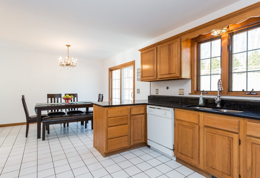 44 Hummingbird Lane West Springfield, MA 01089 - Photo 5 of 21 Gallery Image 5