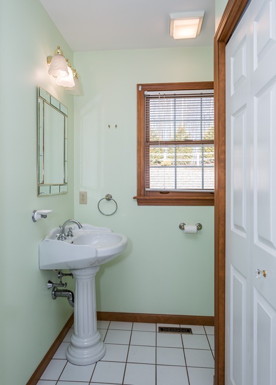 44 Hummingbird Lane West Springfield, MA 01089 - Photo 9 of 21 Gallery Image 9
