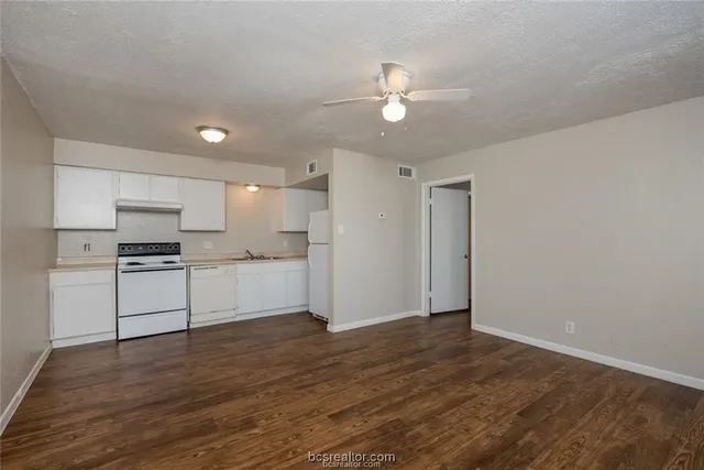 $825 | 3900 Old College Road, Unit 17, Bryan, TX 77801