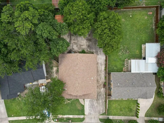 an aerial view of a house having yard