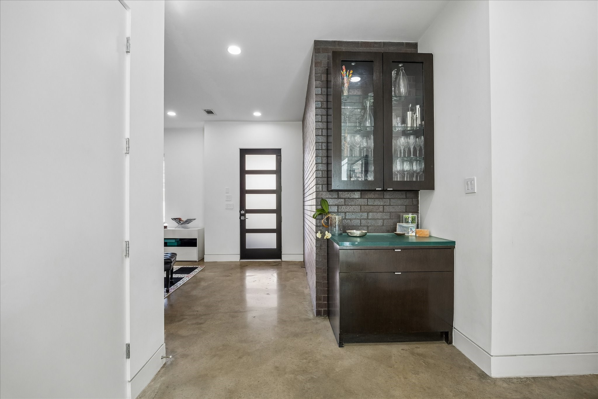 2014 Park Street Houston, TX 77019 - Photo 5 of 40 This stylish bar area is perfect for entertaining, offering seamless access to all living spaces.