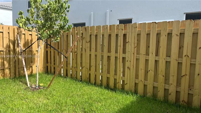 a view of a back yard