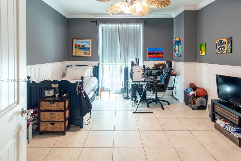 7270 Southwest 88th Street, Unit B308 Miami, FL 33156 - Photo 20 of 38 a living room with furniture and a flat screen tv