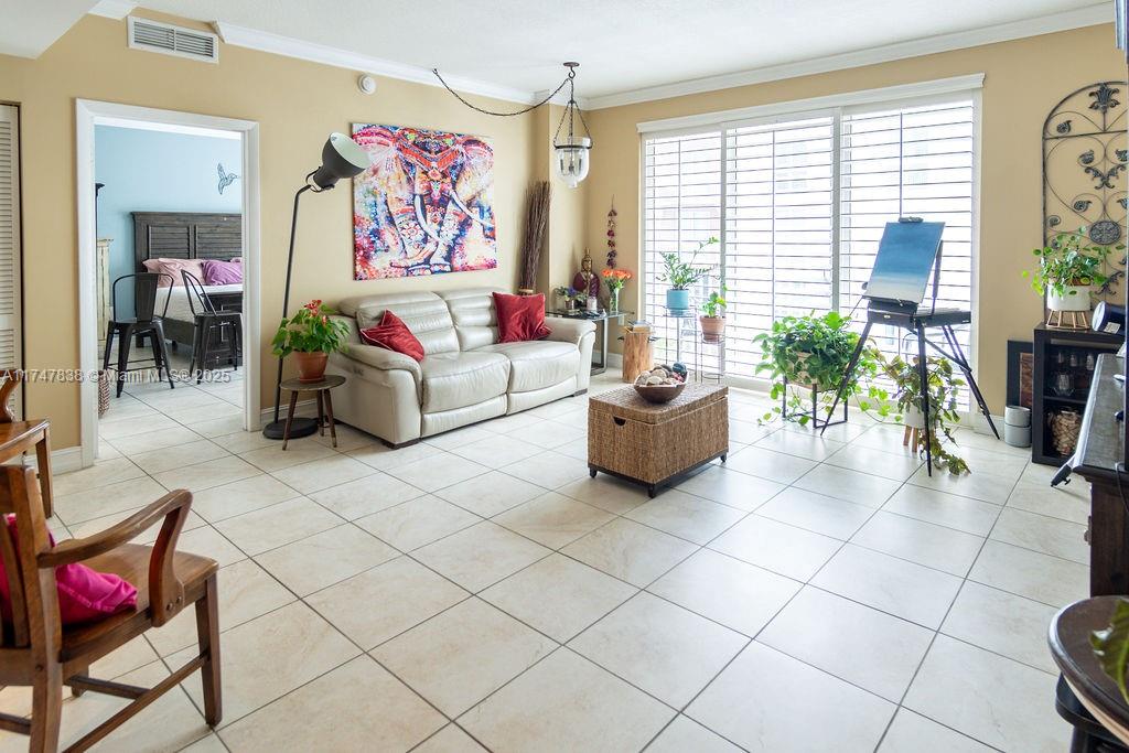 7270 Southwest 88th Street, Unit B308 Miami, FL 33156 - Photo 25 of 38 a living room with furniture and a potted plant