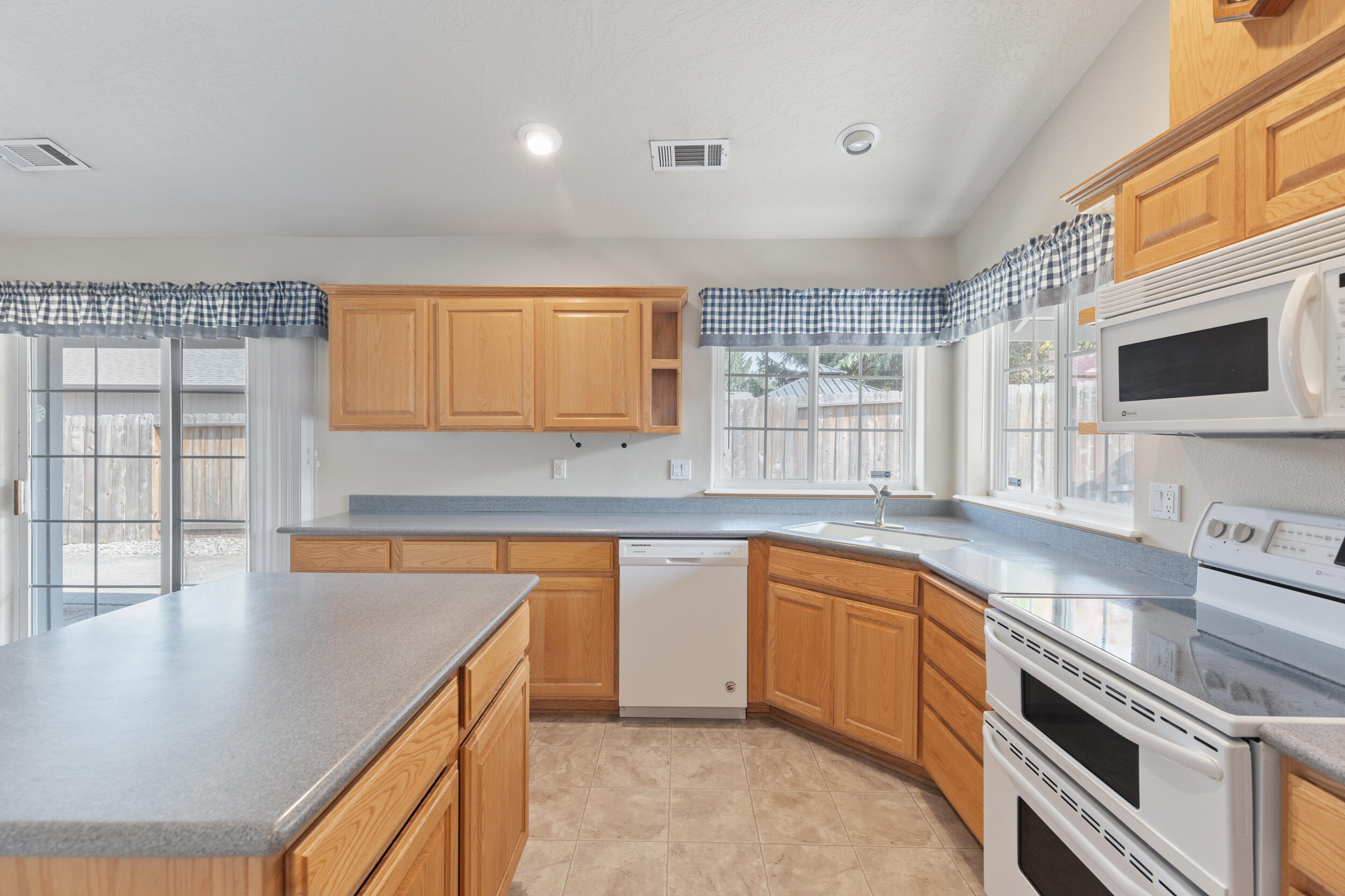 2701 Acres Road Grants Pass, OR 97527 - Photo 19 of 36 Kitchen