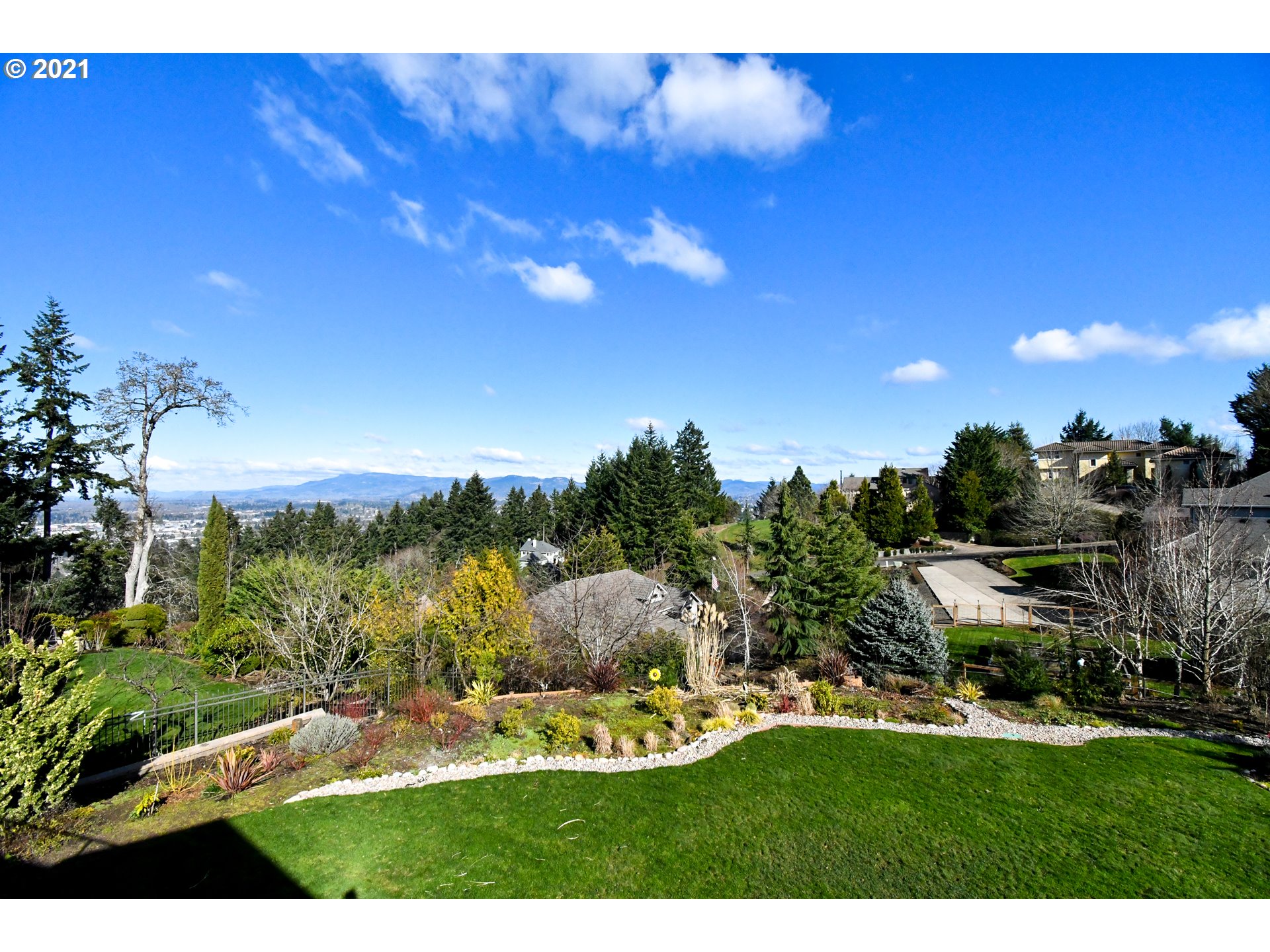 2529 Ridgemont Drive Eugene, OR 97405 - Photo 10 of 32 Gallery Image 10
