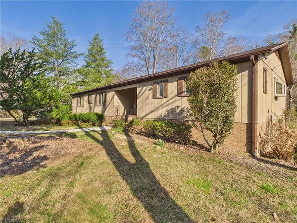 $545,000 | 904 Fairidge Drive, Jamestown, NC 27282